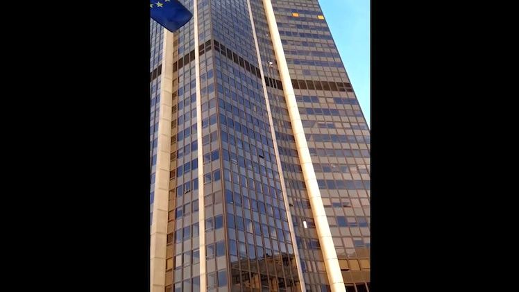 Neznámý muž vylezl bez jištění na druhou nejvyšší budovu Paříže